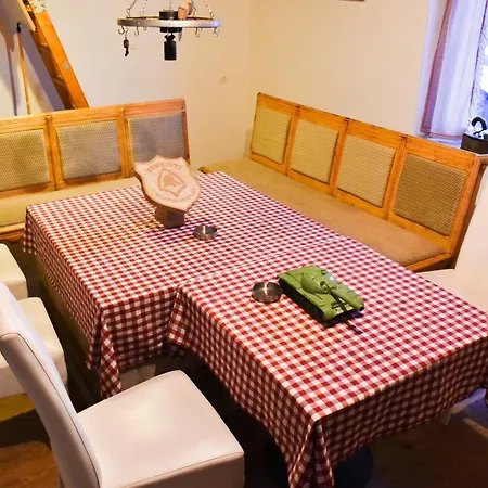 Konoba Oklop 아파트